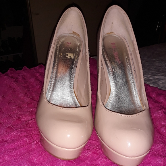 Nude Pumps - Picture 2 of 5